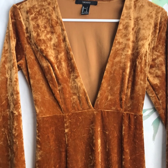 Velvet gown - Picture 3 of 3